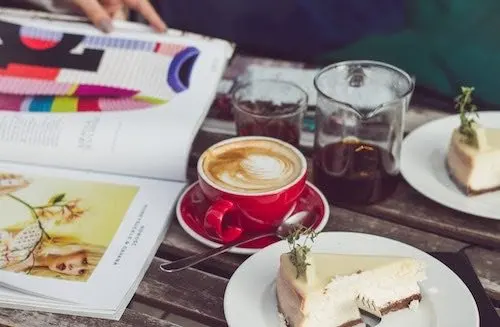 tarta de queso y capuchino