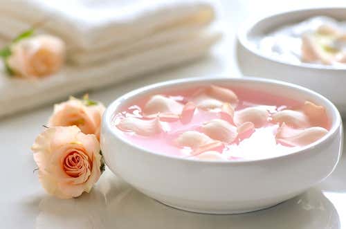 Yogur-natural-y-agua-de-rosas