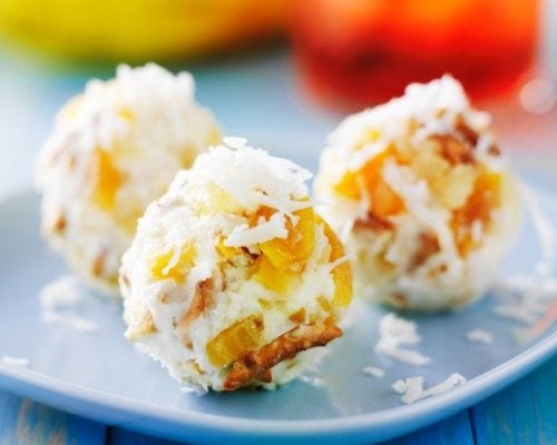 Bola de queso y piña para untar