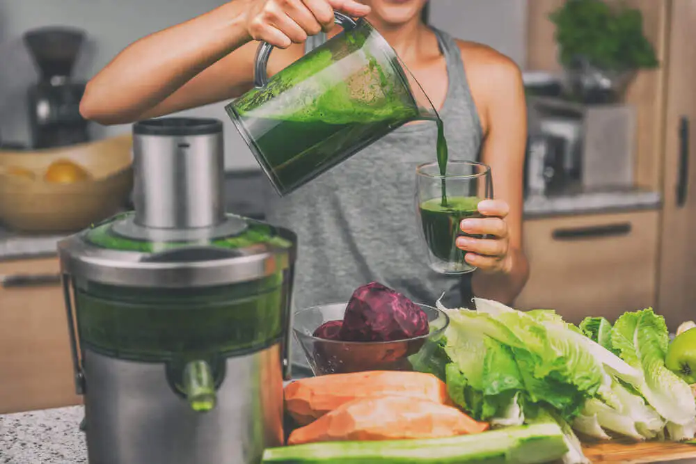 Chica preparando jugos naturales.