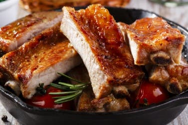Costillas de cerdo al horno con miel y mostaza, deliciosas y crujientes