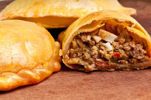 empanada-chilena-con-carne-y-huevo