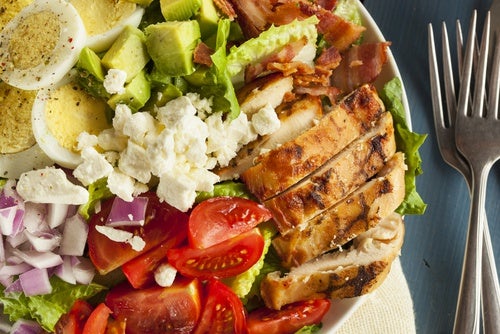 Ensalada de pasta con bacon, tomate y aguacate