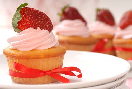 Aprende a hacer un delicioso frosting de fresa y queso crema