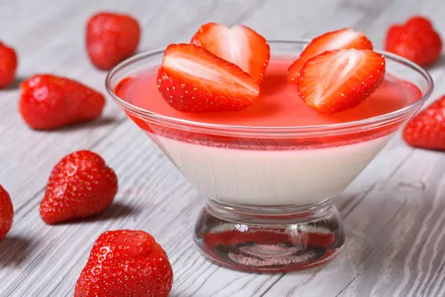 Gelatina de fresa con queso crema apto para celíacos.