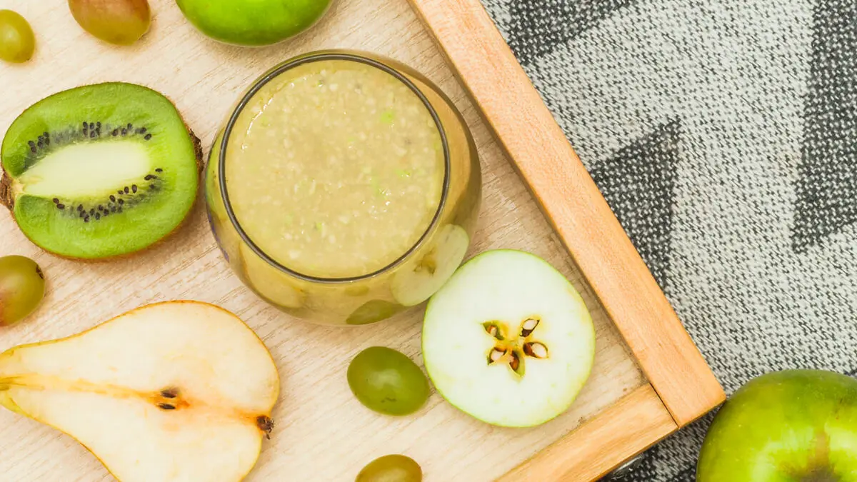 Jugo verde de pera, kiwi y manzana.
