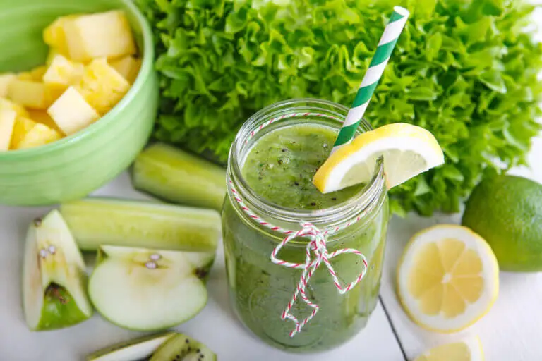 Reduce tu barriga con este jugo de piña, pepino, apio, jengibre y limón