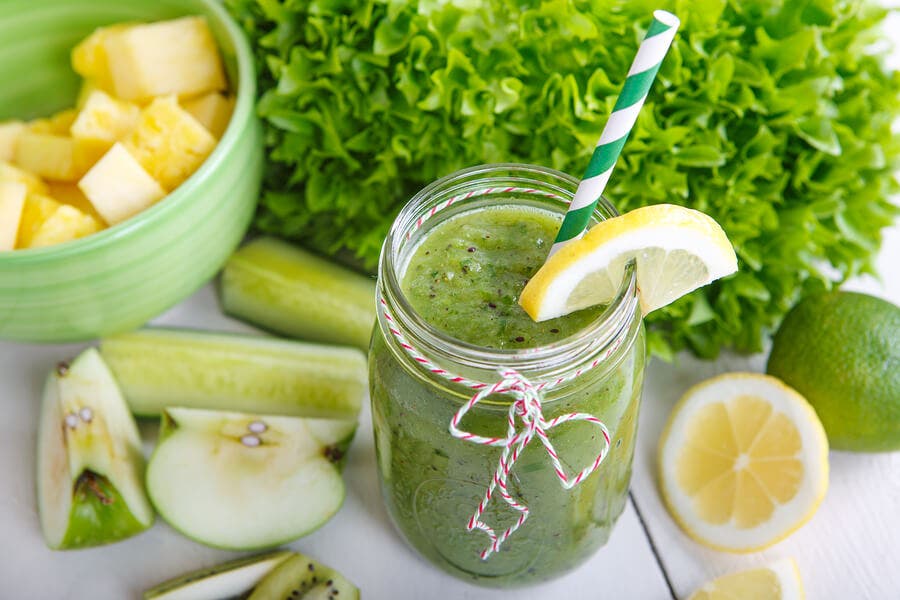Reduce tu barriga con este jugo de piña, pepino, limón y jengibre