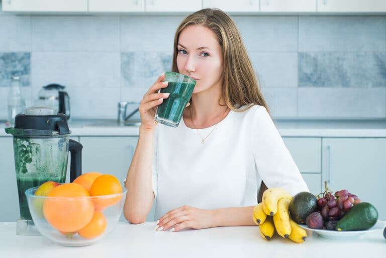 4 jugos naturales para disminuir las manchas del rostro