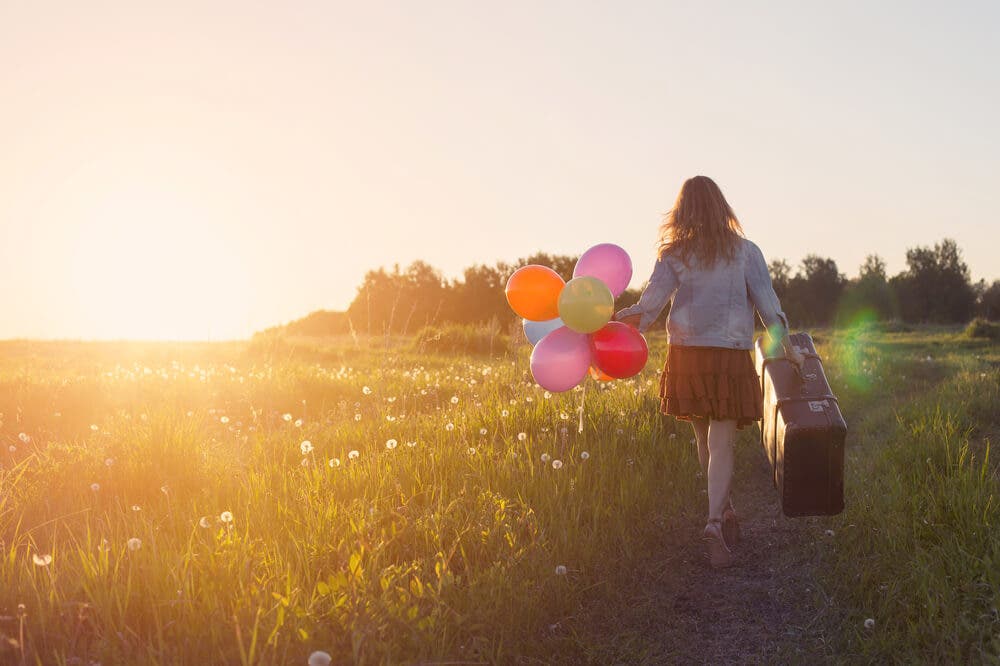 Mujer con una maleta enseñando a que tus días cuenten