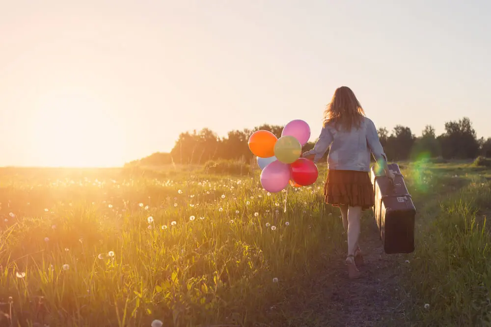 Mujer con una maleta enseñando a que tus días cuenten