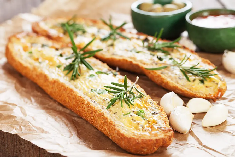 Pan de ajo casero con romero.