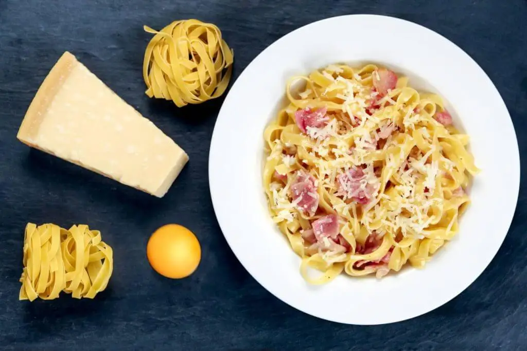 Plato de pasta carbonara.
