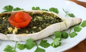 Pide turco de verduras con espinacas