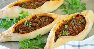Pide turco con verduras y carne