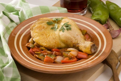 Pollo estofado con verduras y patata.