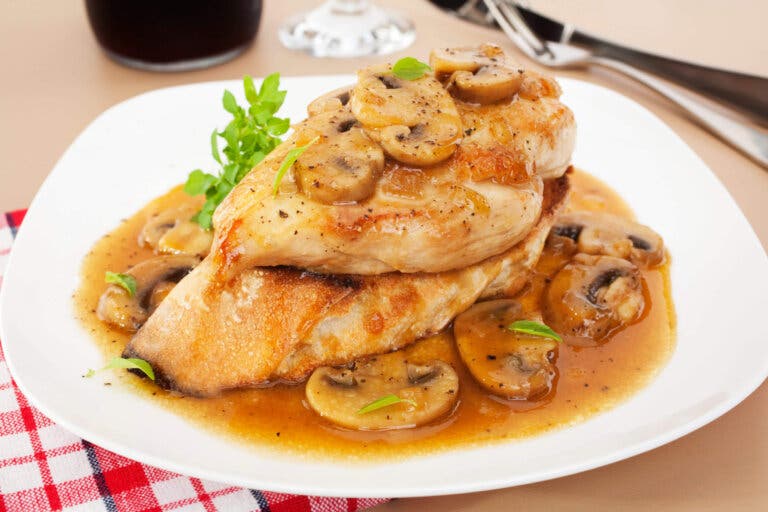 Pollo con champiñones y salsa, una receta muy sabrosa