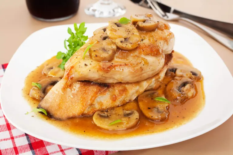 Pollo con champiñones y salsa, una receta muy sabrosa