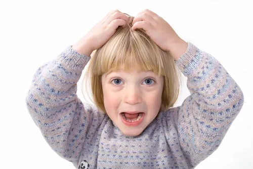 Petite fille qui a des poux.