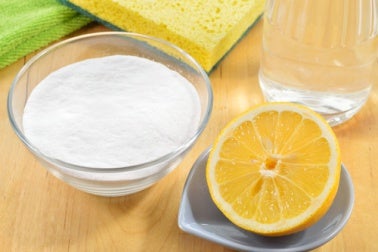 8 trucos de limpieza que puedes hacer con sal y otros productos caseros