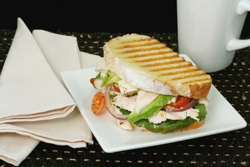 Sándwich tostado de aguacate, mozzarella y tomate