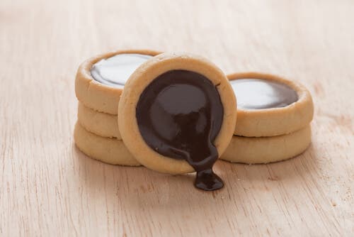 Galletas de mantequilla rellenas de chocolate