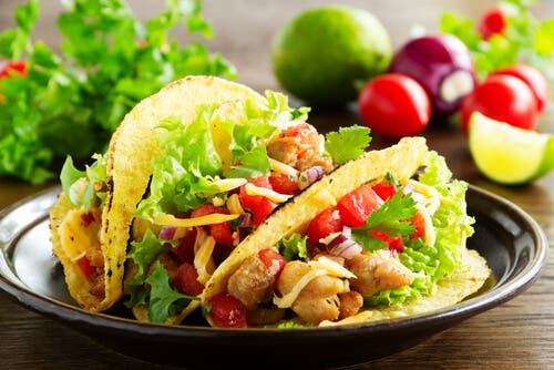 Tacos de pollo con salsa