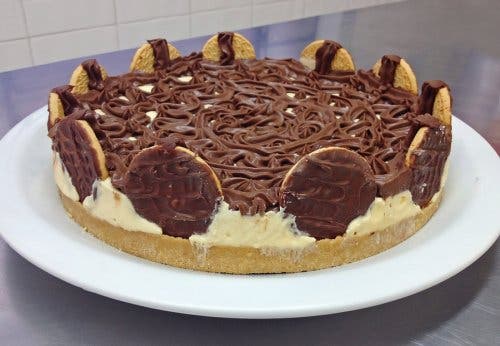 Tarta bombón con chocolate y galletas María.