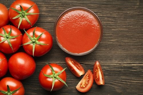 La salsa de tomate italiana es muy fácil de preparar.