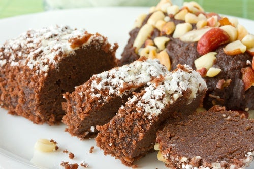 Torta de avellanas y gotas de chocolate