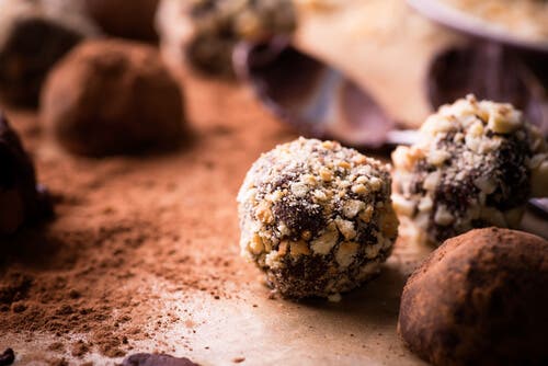 Trufas-con-almendras-por-encima