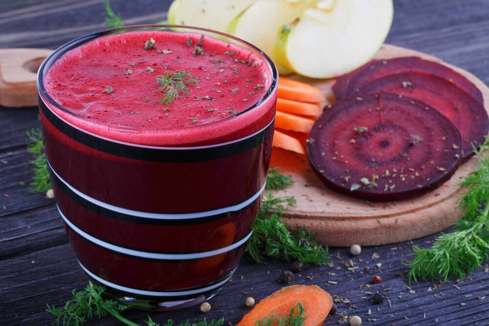 Vaso de jugo de remolacha y zanahoria.