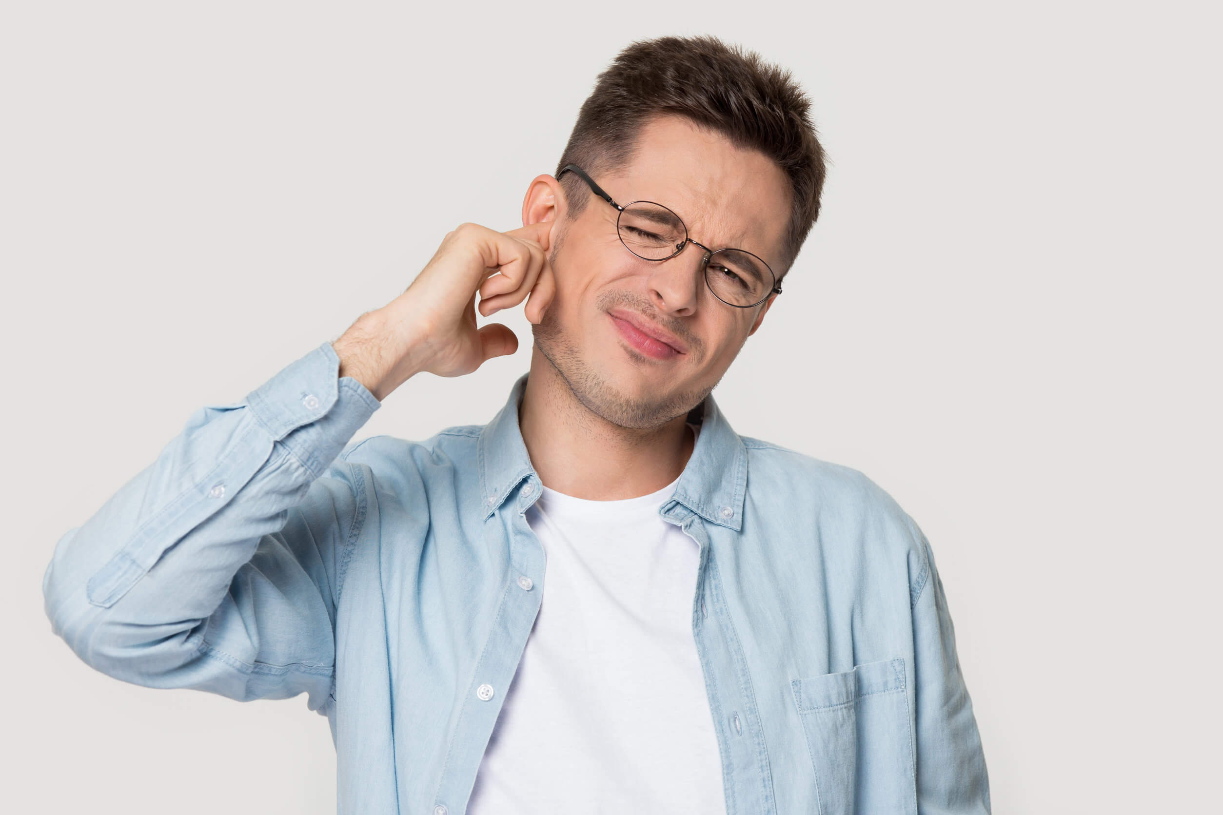 ¿Qué causa el tinnitus?