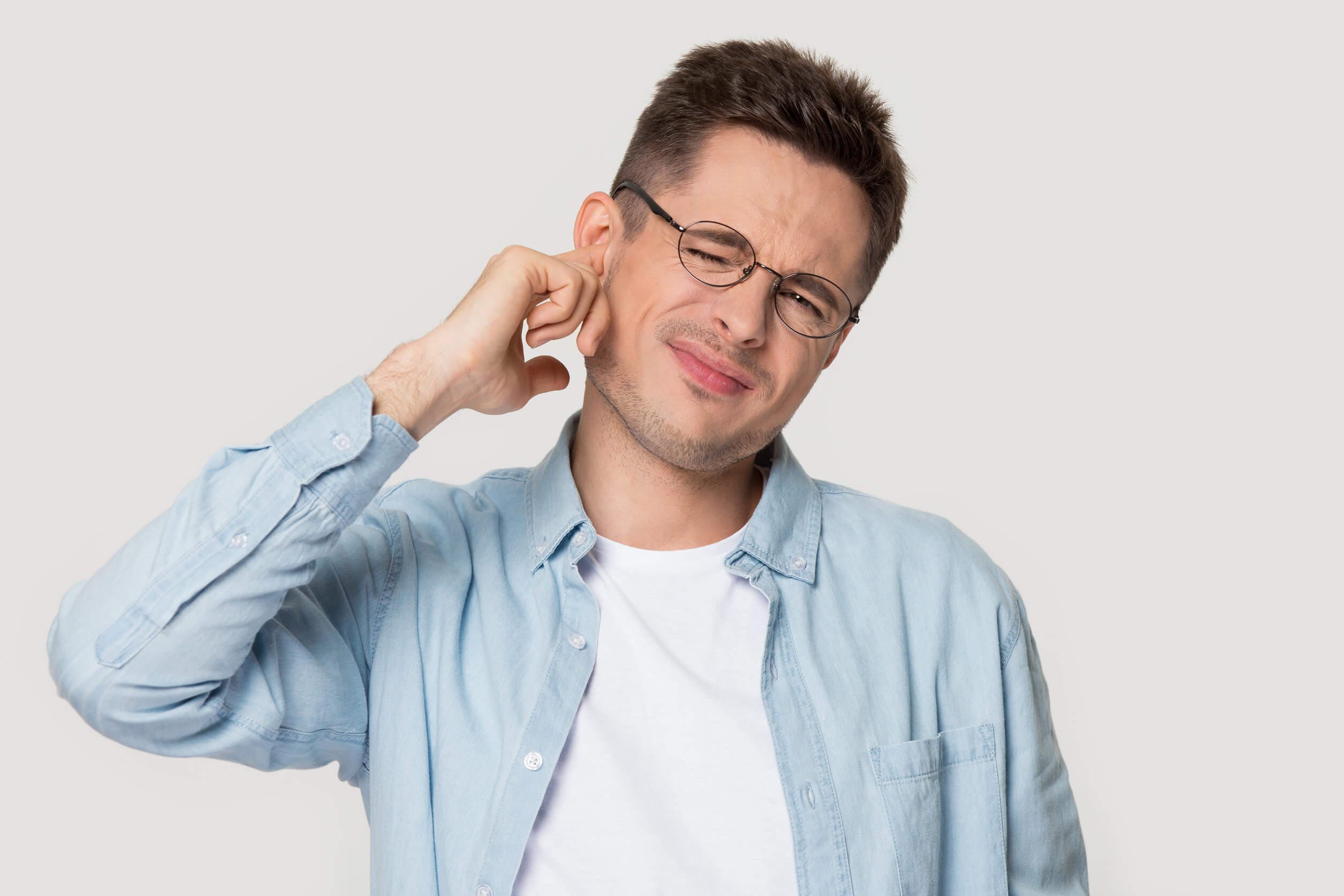 ¿Qué causa el tinnitus?