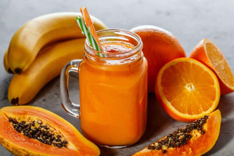 Zumo de plátano, papaya y naranja para reducir el colesterol