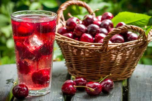 Bebidas naturales que te ayudarán a combatir los problemas de sueño: jugo de cereza