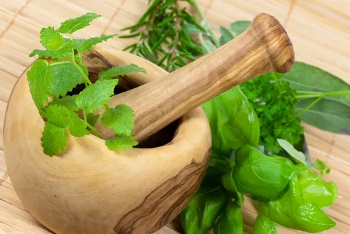Enjuague de salvia y menta para la caries