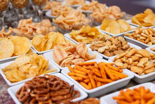 Las frituras, como los snacks de la imagen, son alimentos que dañan la piel incrementando su oleosidad y reduciendo la elasticidad
