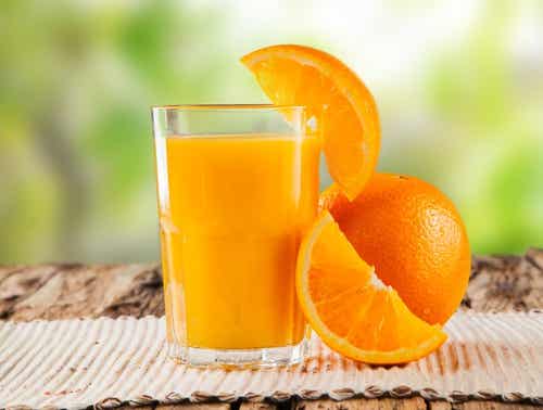 El zumo de naranja no ayuda a limpiar el colon ni los riñones.