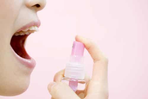 El mal aliento se puede deber a una mala higiene bucal o padecer algún tipo de infección.