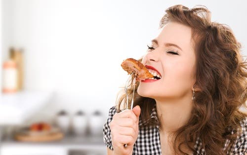 No masticar bien los alimentos