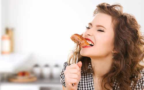 Mujer comiendo