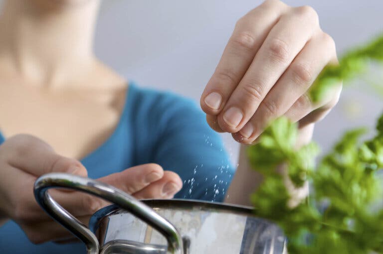 Consejos para eliminar la sal de tu dieta y mejorar tu salud