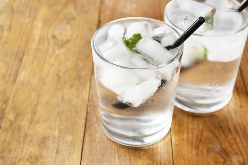 Tomar agua fría