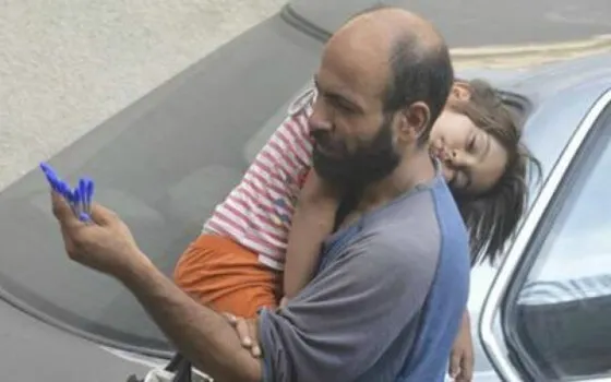 El “vendedor anónimo”, solo tenía 8 bolígrafos y una hija hambrienta