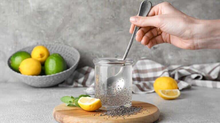 Cómo preparar agua de chía con limón para adelgazar