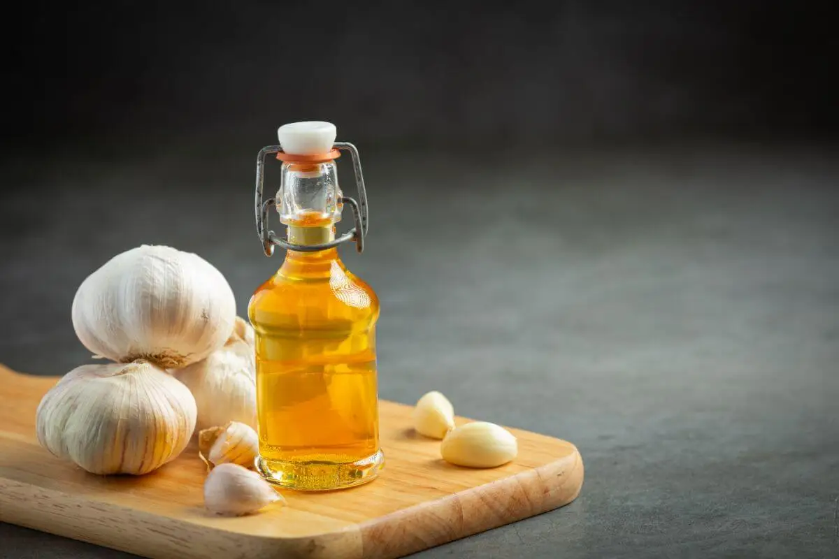 Remedio de ajo, miel y vinagre de manzana para aliviar el dolor de garganta.