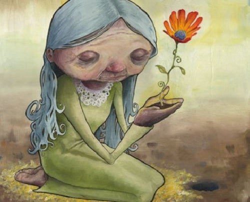 Anciana sosteniendo una flor