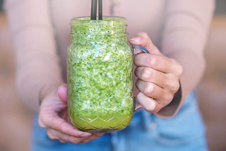 Sabroso smoothie de aguacate y piña para energizarse y combatir la retención de líquidos