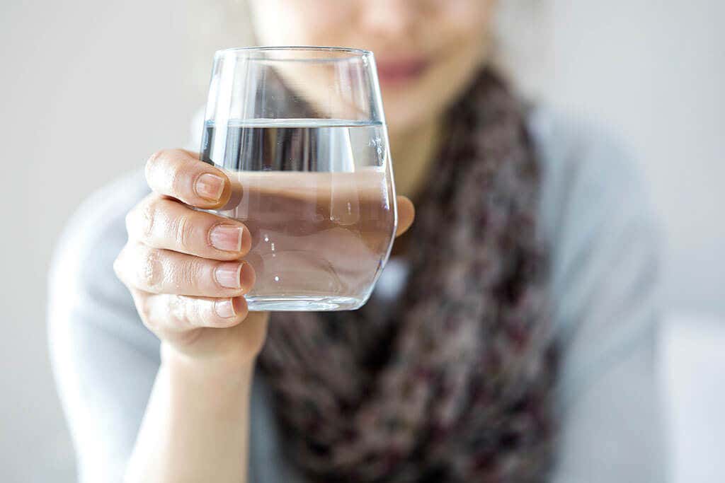 Beneficios de beber agua con el estómago vacío después de levantarte.